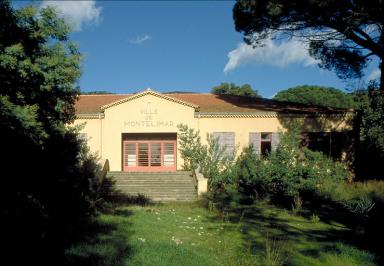 Colonie de vacances de Montélimar. Bâtiment comprenant dortoirs et sanitaires. Vue de la façade d'entrée depuis le jardin.