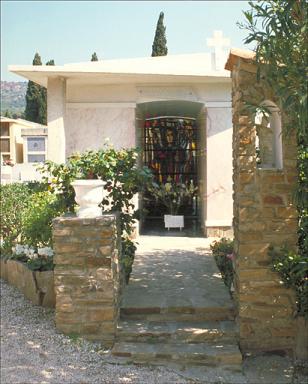 Tombe avec vitrail, vue d'ensemble.
