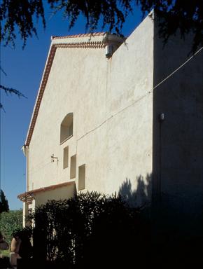 Façade latérale est depuis le nord est.