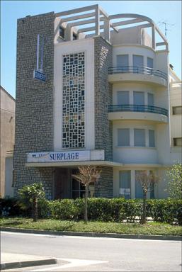 Vue d'ensemble du volume d'entrée sur la façade nord.