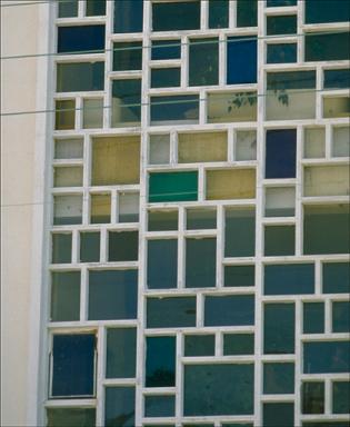 Détail de la verrière de la cage d'escalier sur la façade nord.