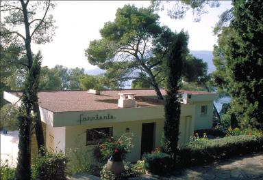 La faade  l'ouest vue depuis la route.