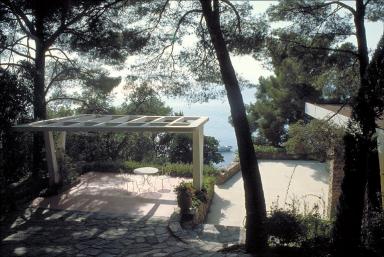 La terrasse sud-est avec la pergola. Vue depuis la route.