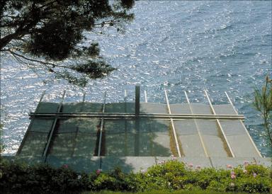 La pergola métallique au dessus de la terrasse du premier étage de soubassement, depuis le nord.