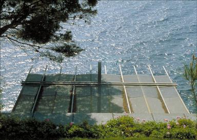 La pergola mtallique au dessus de la terrasse du premier tage de soubassement, depuis le nord.