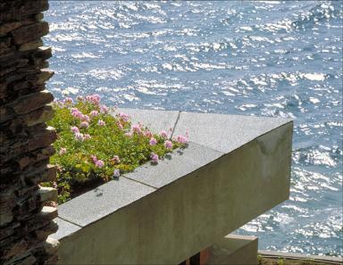 Dtail: l'angle sud-ouest de la dalle de couverture avec la mer en arrire plan, depuis le nord-ouest.