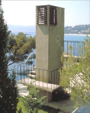 Chemine avec escalier situe  l'est, sur la dalle de couverture du premier tage de soubassement, depuis le nord.