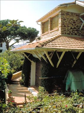 L'auvent à l'angle est de la façade sud, depuis le jardin à l'est.