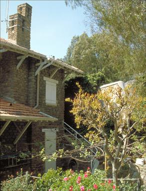 La façade est avec l'escalier à l'arrière plan, depuis le sud est.