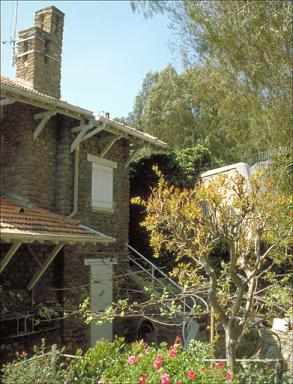 La faade est avec l'escalier  l'arrire plan, depuis le sud est.