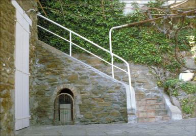L'escalier donnant accés au jardin depuis la route, vu de face.