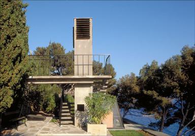 Dtail, la chemine avec escalier vue depuis l'ouest du jardin amnag sur la dalle de couverture.