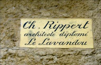 Détail, plaque d'architecte en céramique vernissée, apposée sur la façade (vers 1930).