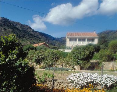 La faade sud et le jardin au premier plan, depuis le sud ouest.