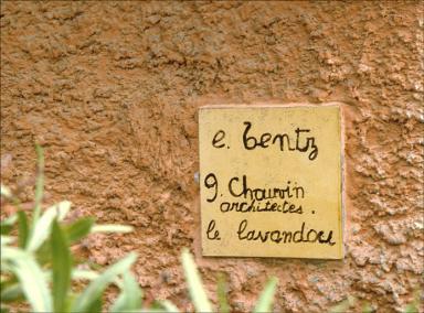 Plaque d'architecte en céramique vernissée: Etienne Bentz et Gaston Chauvin architectes. Le Lavandou.