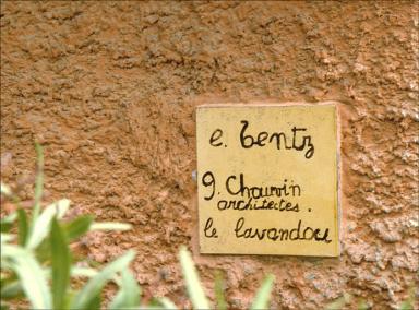 Plaque d'architecte en cramique vernisse: Etienne Bentz et Gaston Chauvin architectes. Le Lavandou.