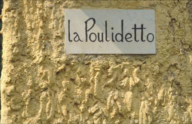 Détail: plaque en céramique vernissée avec le nom de la maison, sur un pilier du portail.