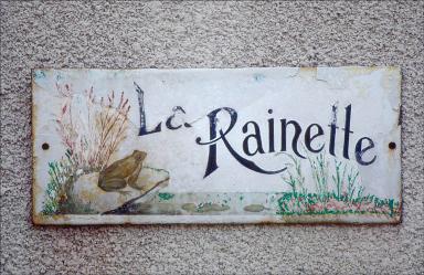 Nom de villa inscrit sur une plaque en fer émaillée.