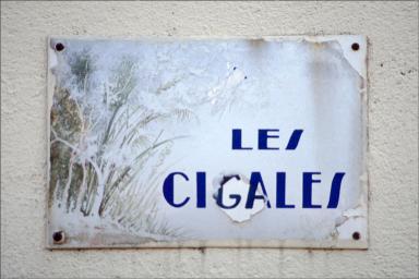 Nom de villa inscrit sur une plaque en fer émaillée.