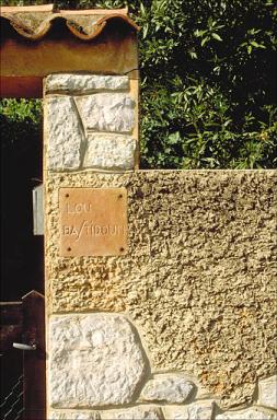 Nom de villa inscrit sur plaque en terre cuite.