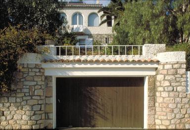 Le garage et la façade de la villa depuis le sud.