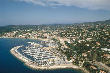 Vue aérienne du port prise depuis l'est.