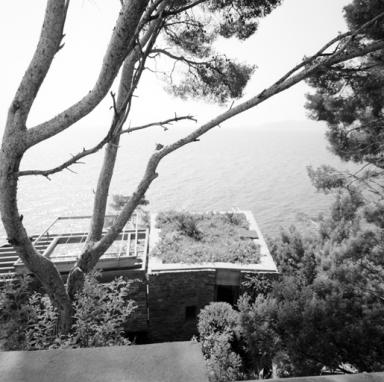 Le pavillon réservé aux invités à l'est de la villa, dans le prolongement du premier étage de soubassement, depuis le nord.
