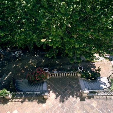 Terrasse et son escalier d'accès.