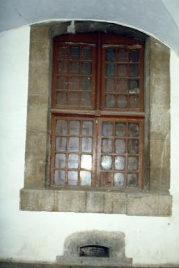 Passage : fentre  meneau de bois, en partie masque par le couvrement de l'ancienne cour (A).