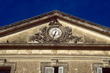 Partie haute de l'avant-corps central : horloge.