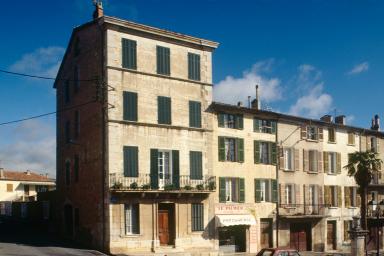 Maisons, places d'Entrechaux (M1 569  564).