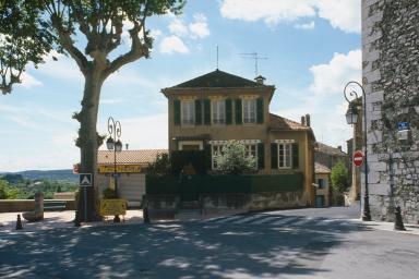 Maison, route nationale de Brignoles à Grasse (M1 1518).