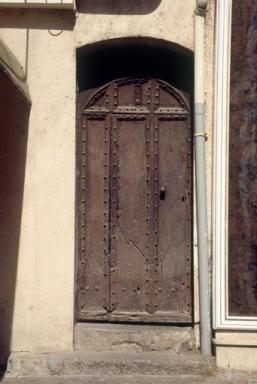 Maison, place du Rvelin (M2 932) : menuiserie de porte  rseau de moulures orthogonal et cloutage (remanie).