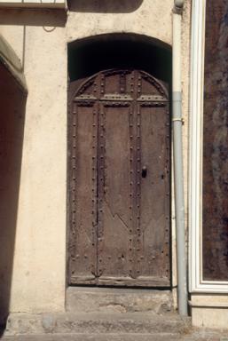 Maison, place du Rèvelin (M2 932) : menuiserie de porte à réseau de moulures orthogonal et cloutage (remaniée).