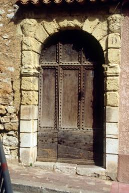 Porte, rue de la Trinité.
