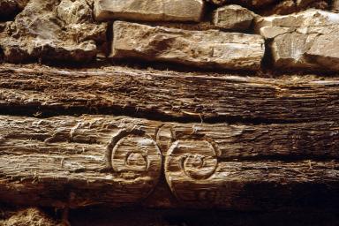 Détail de linteau de bois en accolade (ruelle de l'Eglise, M2 972).