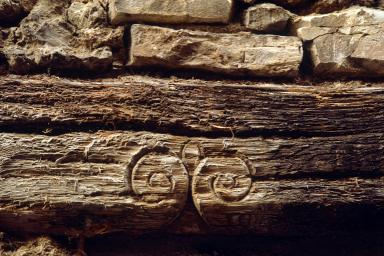 Détail de linteau de bois en accolade (ruelle de l'Eglise, M2 972).