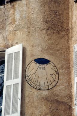 Maison, place de l'Eglise (M2 964) : cadran solaire daté.