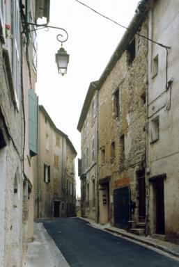 Maisons, rue de la Bourgade (de droite à gauche : M1 330, 327, 328,326).