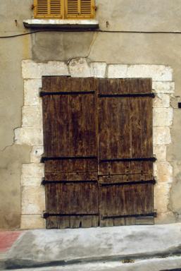 Maisons, rue de la Bourgade. Détail de la porte.