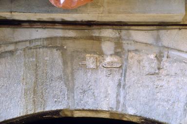 Maison, rue de la Bourgade (M2 1088) : détail de la porte cochère.