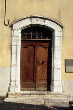 Maison, avenue Allongue (M2 1112) : menuiserie de porte à panneaux chantournés.