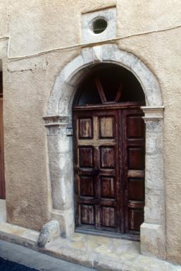 Maison, rue Droite (M2 832) : porte datée : 1620.