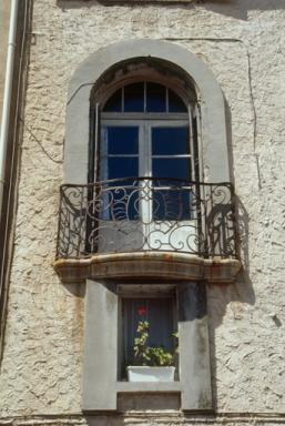 Maison, place Neuve (M2 1303) : porte-fentre du 2e niveau, avec balconnet.