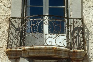 Maison, place Neuve (M2 1303) : ferronnerie de la porte-fenêtre du 2e niveau.