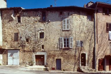 Maison utilisant le mur des fortifications, place Lionel Accarisio (M2 617-618-619).