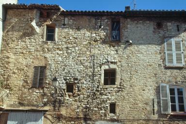 Place Lionel Accarisio - Partie haute de la courtine : traces de crnelage.