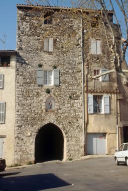 Place Neuve - rue du Ruou - Porte, dite «portique Sarrazin», vue de la place Neuve.