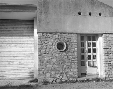 Détail, façade d'entrée est du batiment réservé aux chambres des chauffeurs.