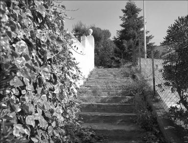 Le village. Arrivée de l'escalier, vue depuis le sud (vers 1935).